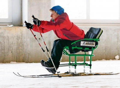 gehbehinderte Skifahrerin mit einem Langlaufschlitten